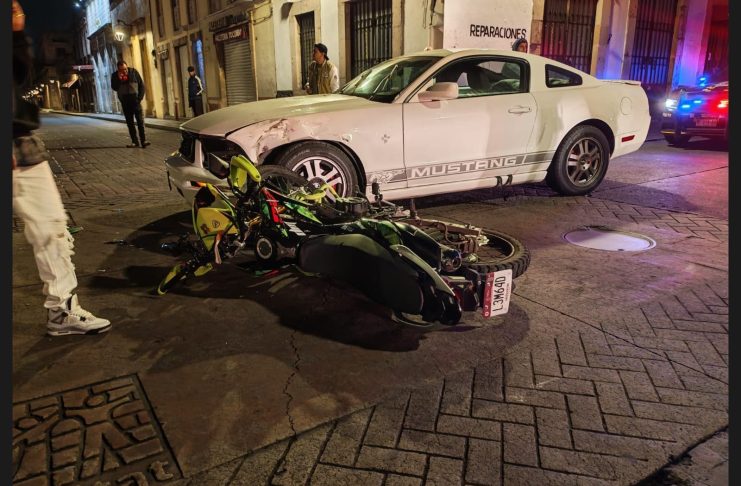 Pareja en moto queda herida tras chocar contra auto deportivo en el centro de Morelia