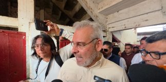 No puede haber celulares en las aulas: Bedolla sobre restricción en nivel básico