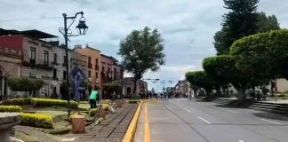 Ahora estudiantes de la ENEF bloquean avenida Madero a la altura de Las Tarascas