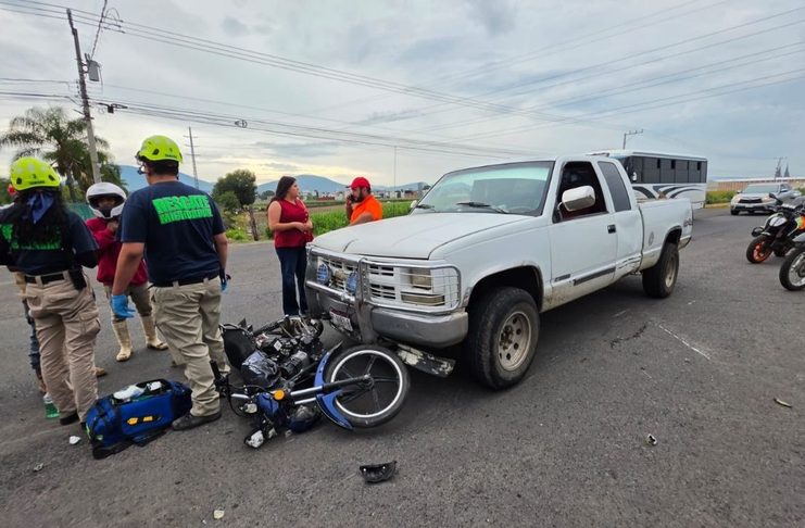 Camioneta embiste a motociclista adolescente en Zamora