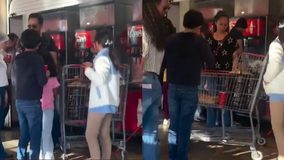 #VIDEO // Familia llena garrafones de refresco en Costo