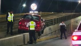 Tres heridas tras choque de auto contra puente a desnivel, en Uruapan