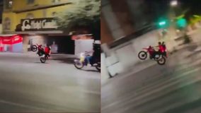 #VIDEO // Por ir “jugando” motociclista sufre traumatismo craneal tras chocar en Monterrey