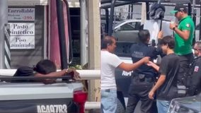 #VIDEO // Detenido esposado a patrulla intenta quitarse la vida; policía evita seguir la autolesión en Aguascalientes