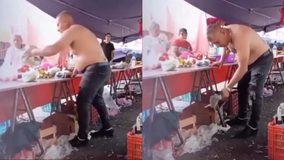 #VIDEO // Comerciante de tianguis simulando el peso de mercancía ante una adulta mayor