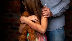 Detenido presunto responsable de violar y abusar sexualmente de su hijastra de 10 años de edad