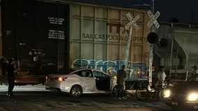 Auto es impactado por el tren en Morelia