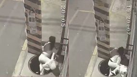#VIDEO // Joven cae a coladera sin tapa en Puebla; cámaras captaron previamente el robo de la cubierta