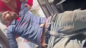 #VIDEO // Pasajeros bajan a sujeto borracho que molestaba a mujeres y vomita en combi Guinda 1 en Morelia