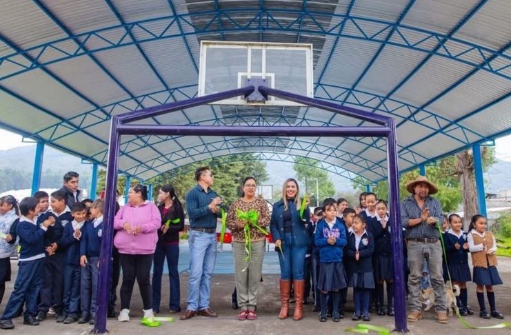 Inaugura Dayana Pérez nueva techumbre en la Primaria Benito Juárez de Iricuaro