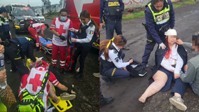 Vehículo atropella a mujer al poniente de Morelia; policías municipales la auxilian
