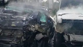 Hombre muere al chocar camioneta con grúa que transportaba vehículos decomisados, en carretera Uruapan-Los Reyes
