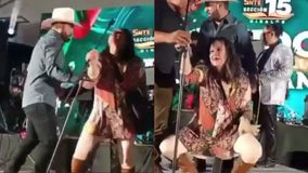 #VIDEO // Maestra del SNTE se sube al escenario con La Sonora Dinamita en noche mexicana de Hidalgo