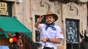 Hugo Rangel cierra su informe a caballo en la fiesta moreliana