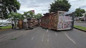 Vuelca camioneta con remolque sobre el Libramiento Norponiente de Morelia
