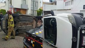 Auto vuelca tras choque contra otra unidad en la colonia Chapultepec Norte de Morelia