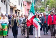 Dayana Pérez Mendoza acompaña a la comunidad escolar de Paramuén en desfile por el natalicio de José María Morelos
