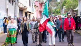 Dayana Pérez Mendoza acompaña a la comunidad escolar de Paramuén en desfile por el natalicio de José María Morelos