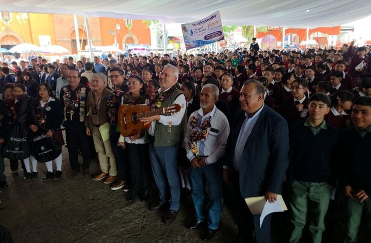 Pide alcalde de Paracho que enseñanza de guitarra sea materia en nivel básico en Michoacán y México
