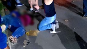 #VIDEO // Auto embiste a pareja de motociclistas y huye, en Uruapan