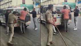 #VIDEO // Policía amarra y golpea públicamente a acusado de feminicidio durante reconstrucción del crimen en India