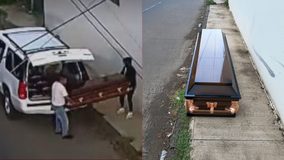 #VIDEO // Captan empleados funerarios abandonando ataúd a un costado del aeropuerto