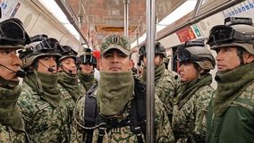 #VIDEO // Tropas de las fuerzas armadas usan la línea 2 del metro para llegar al desfile militar en el Zócalo