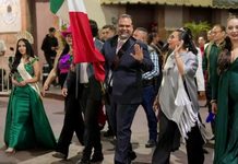 Víctor Vázquez encabeza el grito de independencia ante cientos de familias puruandirenses.