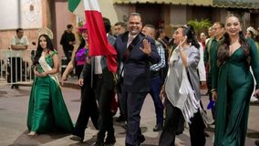 Víctor Vázquez encabeza el grito de independencia ante cientos de familias puruandirenses.