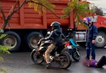 Transeúnte queda malherido tras ser atropellado por camión de volteo en Morelia