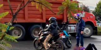 Transeúnte queda malherido tras ser atropellado por camión de volteo en Morelia