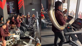 #VIDEO // Llevan banda en vivo a un gimnasio y el entrenamiento se viraliza en redes sociales