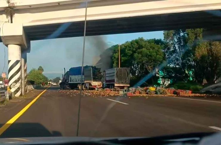 Camión presuntamente se queda sin frenos, choca y se incendia en la México-Guadalajara