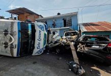 Camión urbano sin frenos impacta contra 5 vehículos y vuelca, en Uruapan