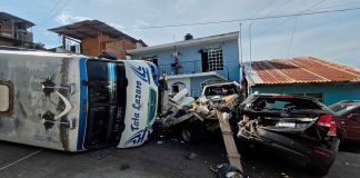 Camión urbano sin frenos impacta contra 5 vehículos y vuelca, en Uruapan