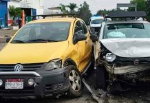 Choque entre dos vehículos deja daños materiales en la Morelia-Pátzcuaro