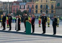 Claudia Sheinbaum izamiento de bandera en el Zócalo en memoria de las víctimas de los sismos de 1985 y 2017