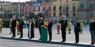 Claudia Sheinbaum izamiento de bandera en el Zócalo en memoria de las víctimas de los sismos de 1985 y 2017