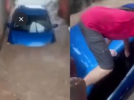 #VIDEO // “¡Trae una niña!”: Corriente arrastra auto en Puerto Vallarta; vecinos salvan a madre e hija
