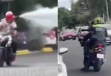 #VIDEO // Motociclista rocía polvo de extintor a policías para evadir operativo en CDMX