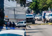 Motociclista armado y su cómplice disparan contra policías; uno de los agresores es abatido y el otro herido