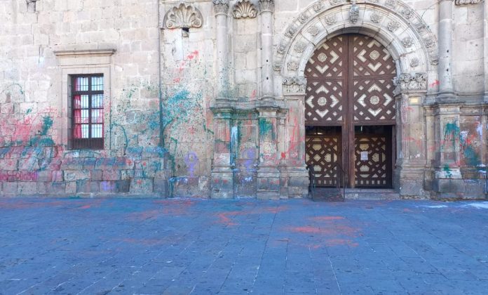 Gritan-muros-de-Morelia-contra-la-violencia-feminicida-1-1160x700
