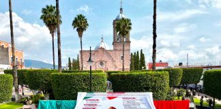 Presidente Víctor Vázquez da inicio a los festejos patrios con la pega del Bando Solemne