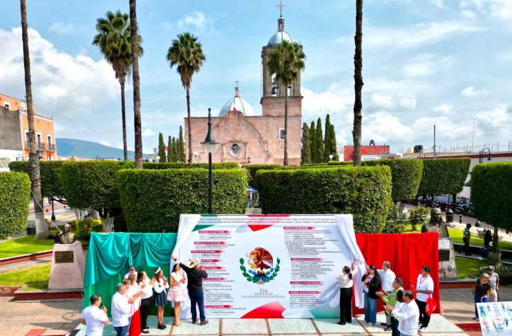Presidente Víctor Vázquez da inicio a los festejos patrios con la pega del Bando Solemne