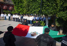 Encabezados por Moisés Navarro, inician festejos del Mes Patrio con izamiento de bandera