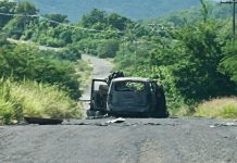 Localizan camioneta calcinada en zona rural de Apatzingán