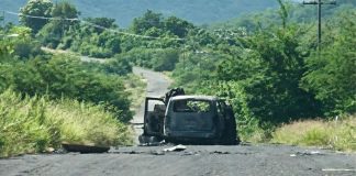 Localizan camioneta calcinada en zona rural de Apatzingán