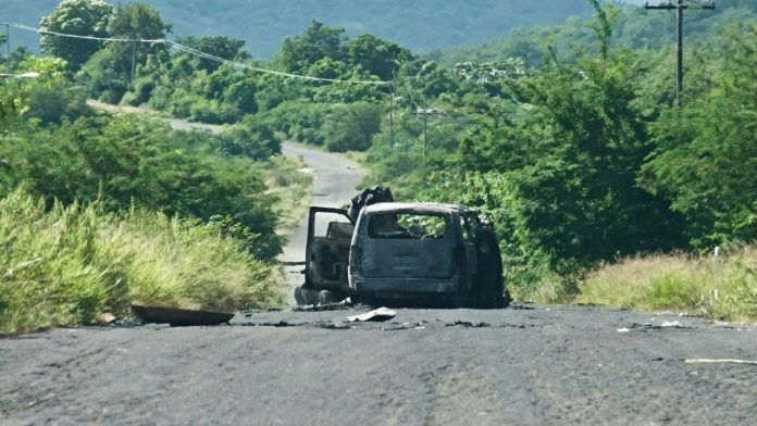 Localizan camioneta calcinada en zona rural de Apatzingán