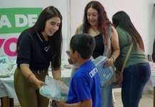 Realiza Yohana Mendoza entrega de paquetes de útiles escolares a madres jefas de familia