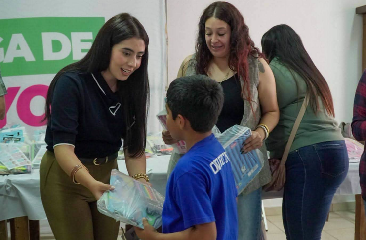 Realiza Yohana Mendoza entrega de paquetes de útiles escolares a madres jefas de familia